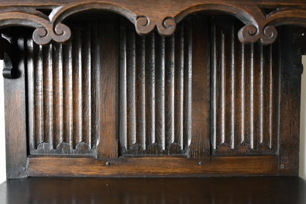 英国製1870年代 オークキャビネット｜重厚な彫刻×無垢材