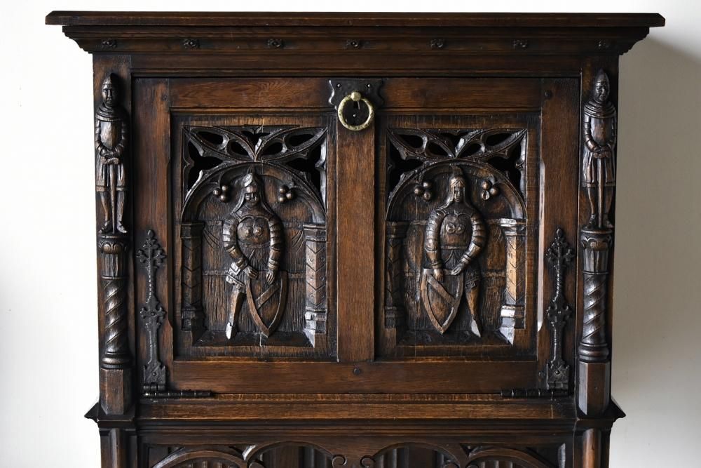 英国製1870年代 オークキャビネット｜重厚な彫刻×無垢材