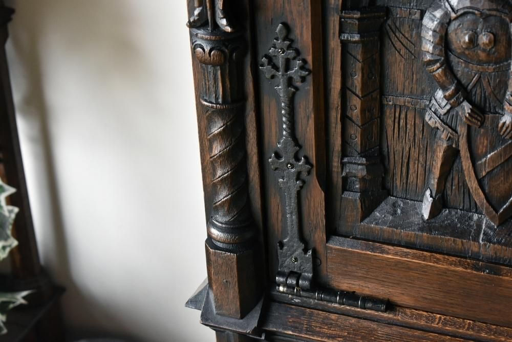 イギリス製 オーク材 彫刻装飾付きキャビネット 重厚感ある英国製アンティークキャビネット