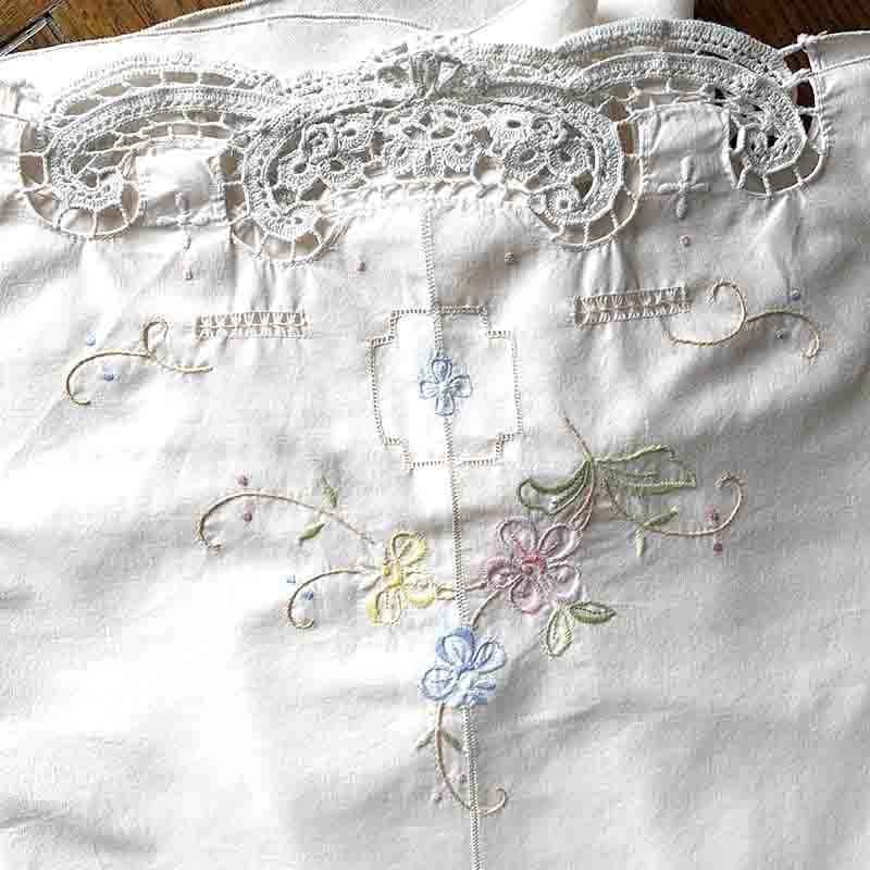 テーブルクロス 大型丸型 豪華刺繍 かわいい色花刺繍 12clcn60 テーブルクロス 大型丸型 豪華刺繍 かわいい色花刺繍 12clcn60
