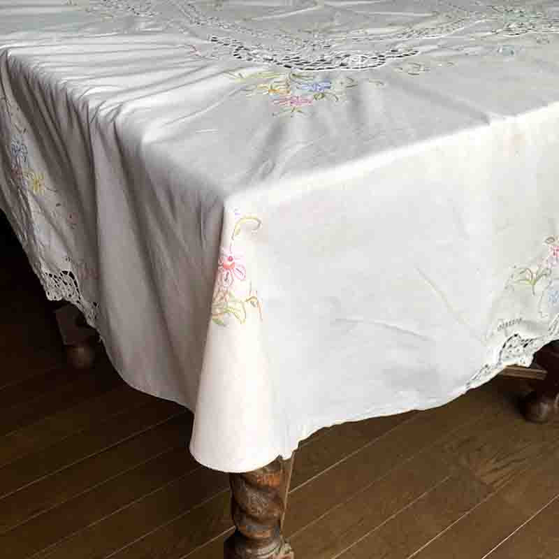 テーブルクロス　大型丸型　豪華刺繍　かわいい色花刺繍
12clcn60
