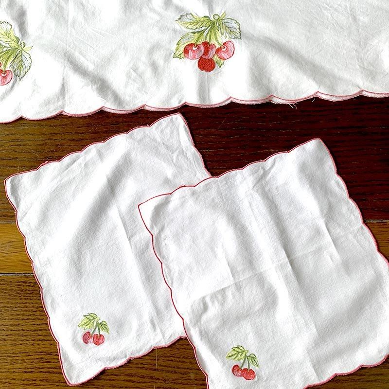 香港ヴィンテージ　刺繍　テーブルクロス お揃いのナプキン12枚OOAK刺繍花柄 香港ヴィンテージ 刺繍 テーブルクロス お揃いのナプキン12枚