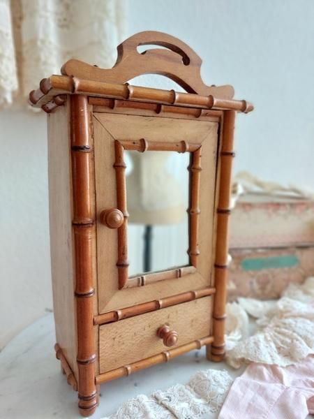 フランス製アンティークドールキャビネット