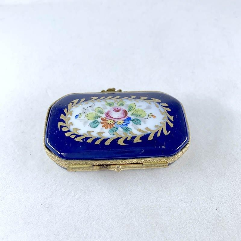 陶器製楕円形菓子入れ 白と青の花柄