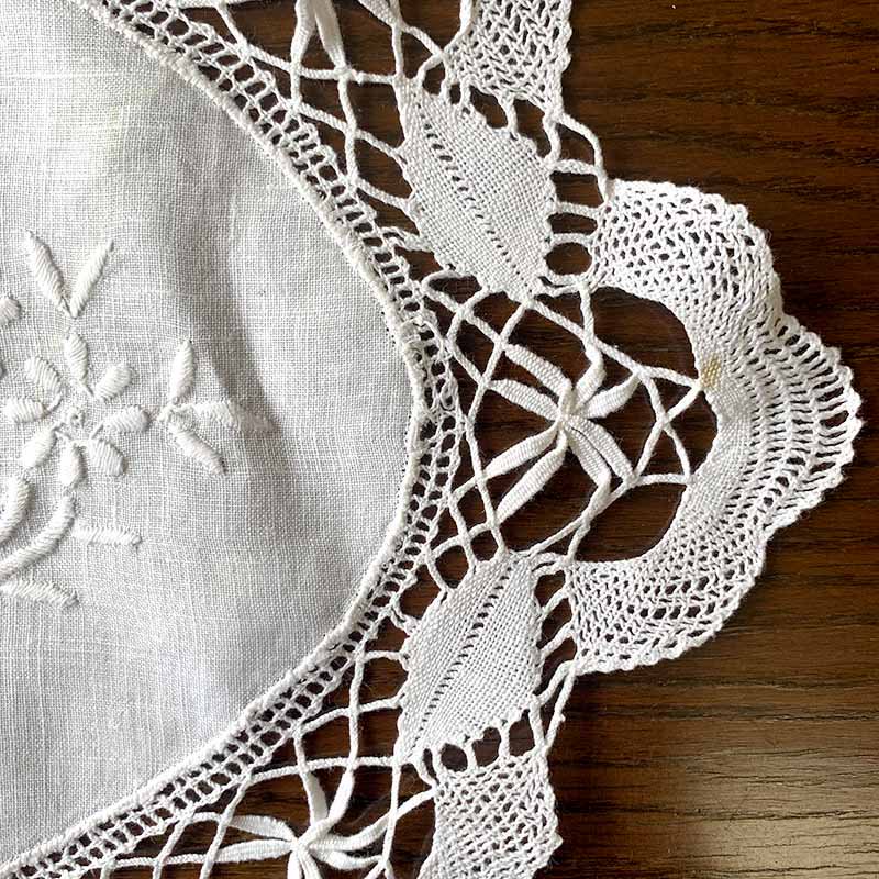 テーブルセンター ドイリー 飾りの敷物 フランスリネン 刺繍 12acda13