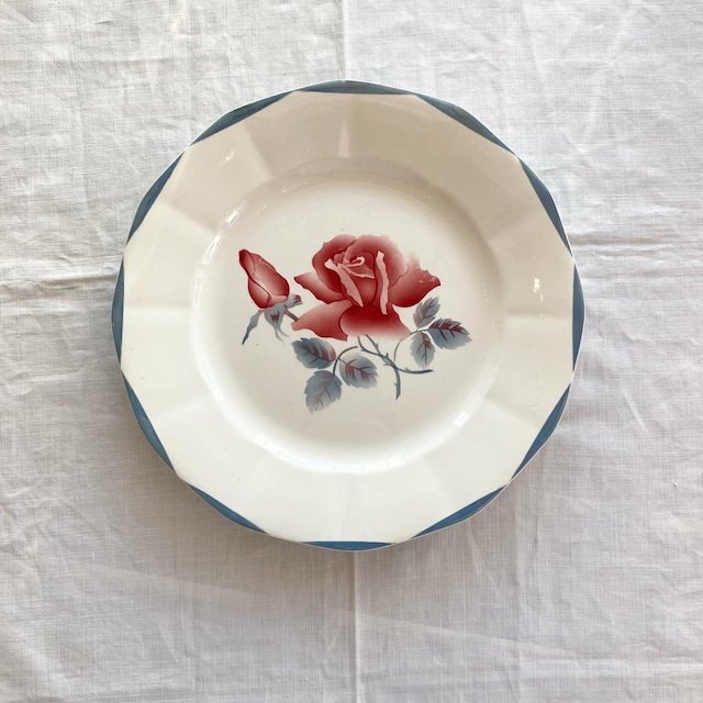 【フランス直輸入】くすみブルーと落ち着いた赤い薔薇が素敵 サルグミンヌ 皿