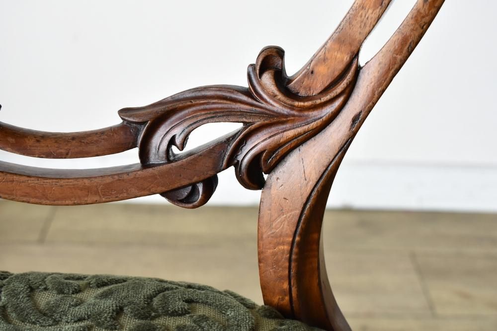 英国製1880年代のウォルナット製バルーンバックチェア