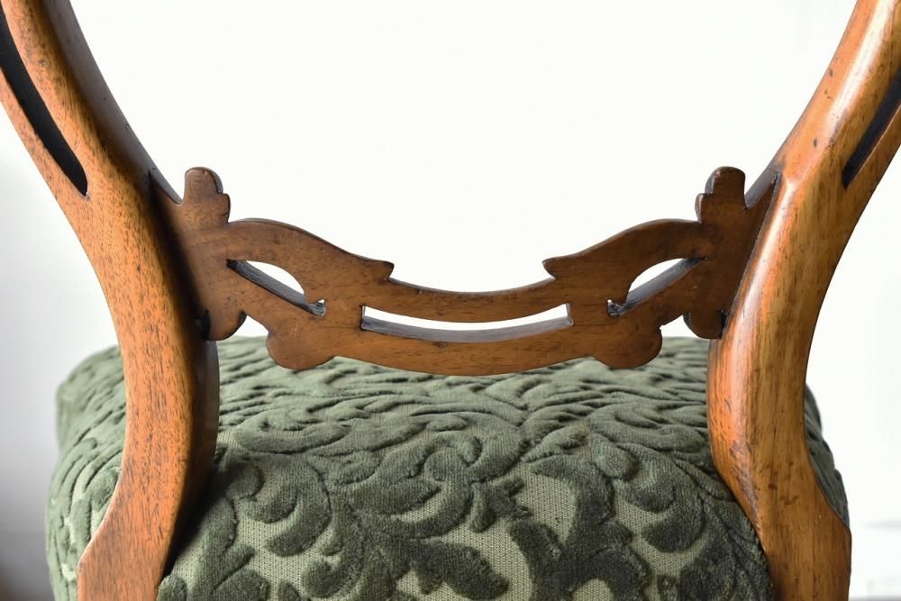 英国アンティーク バルーンバックチェア② アンティークのサロンチェア、背もたれの装飾が美しいイギリスの