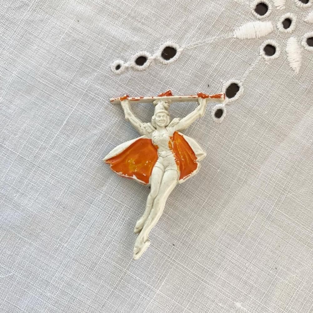 フランス直輸入の華やかなヴィンテージブローチ