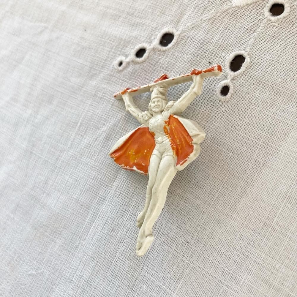 フランス直輸入の華やかなヴィンテージブローチ