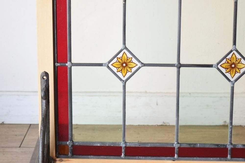 英国製1880年代 絵付けステンドグラス｜愛らしい小花×赤色縁取り