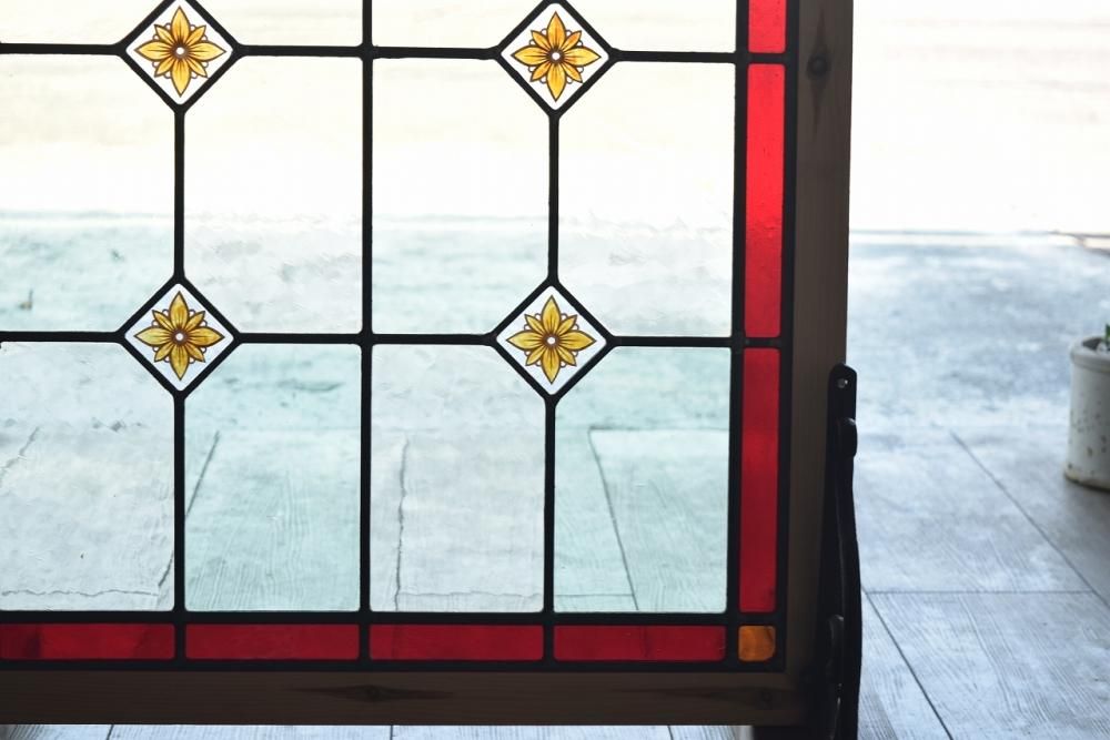 英国製1880年代 絵付けステンドグラス｜愛らしい小花×赤色縁取り