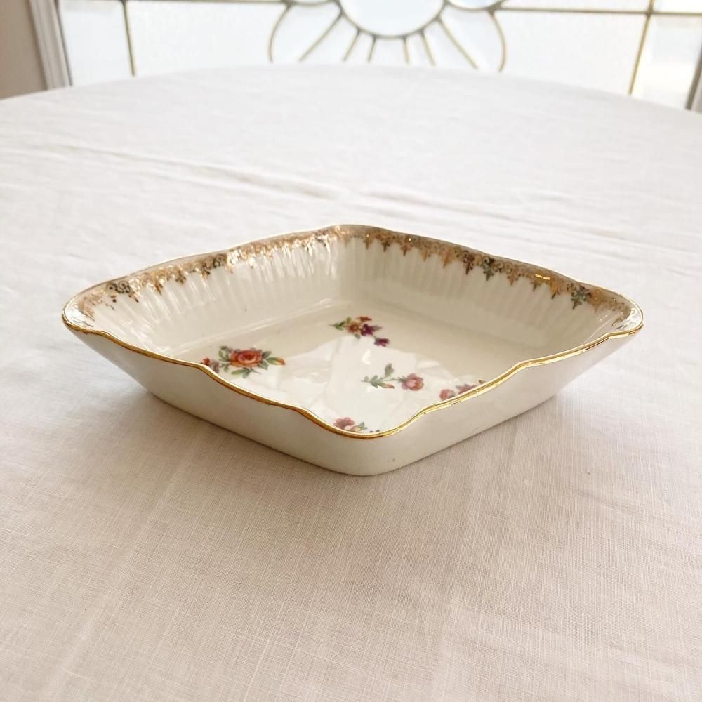 フランス直輸入】愛らしい花柄と華やかな金彩が素敵 PORCELAINE フランス直輸入】愛らしい花柄と華やかな金彩が素敵 PORCELAINE