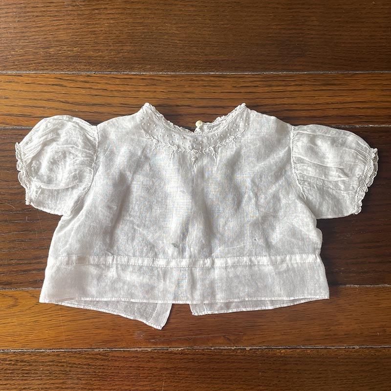ベべ・お人形の服 レース付き 薄手コットン白糸刺繍のブラウス ベべ・お人形の服 レース付き 薄手コットン白糸刺繍のブラウス