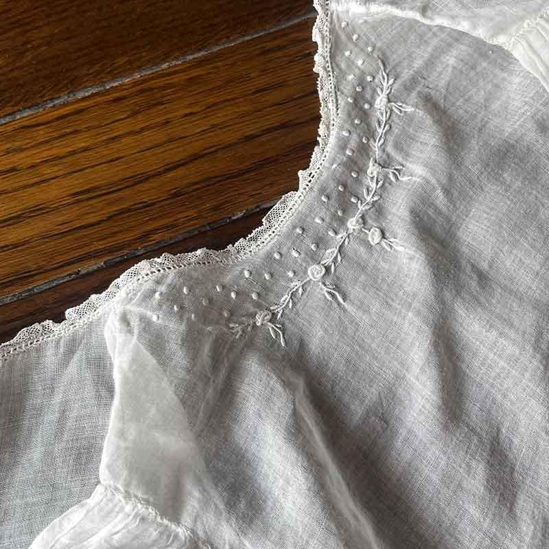 ベべ・お人形の服 レース付き 薄手コットン白糸刺繍のブラウス ベべ・お人形の服 レース付き 薄手コットン白糸刺繍のブラウス