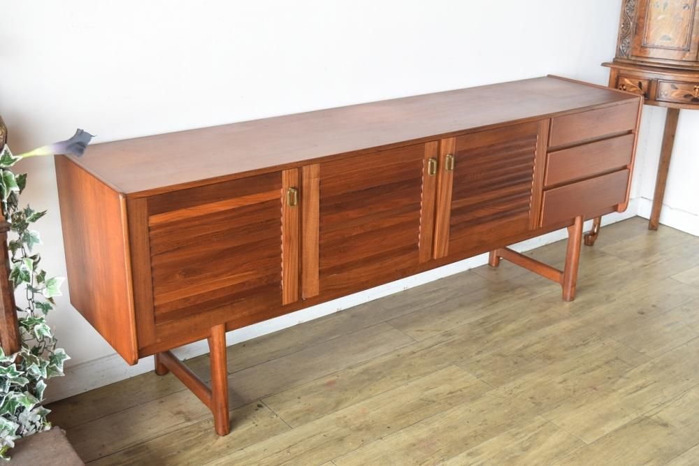 英国製マッキントッシュのサイドボード｜1960年代チーク×洗練デザイン