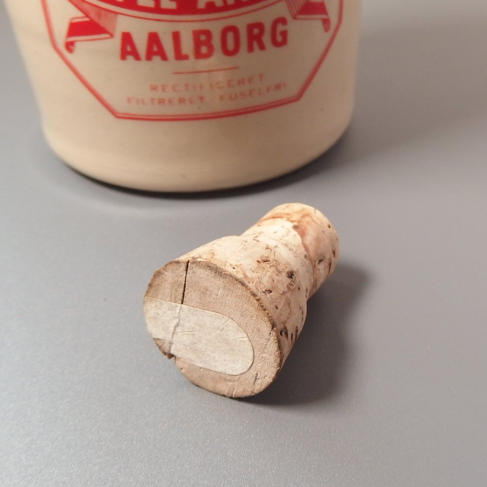 ̲ ơ AALBORG Taffel Akvavit bottle