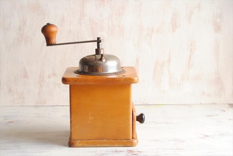 ドイツ製ヴィンテージ木製コーヒーミル 風格ある表情