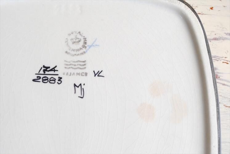 アンティーク北欧デザインの優美なスクエアトレー