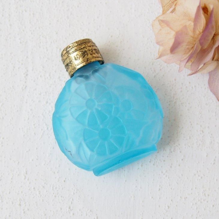 フランスアンティーク オパリンガラスの香水瓶 3本セット ボトル 蓋付き 花瓶 m97759514534_1.jpg?1673837791