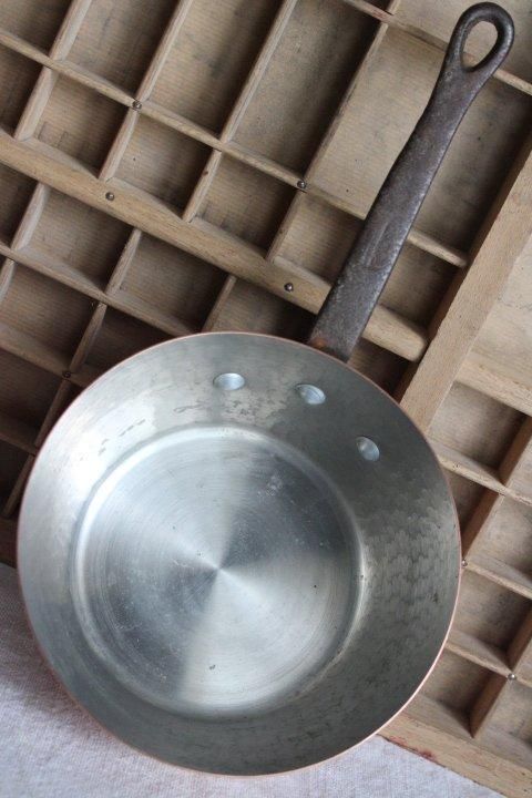 フランス製アンティーク 銅製片手鍋の素朴な魅力