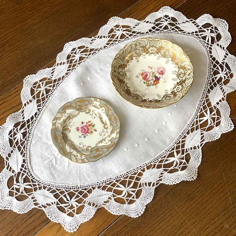 アンティーク フランス ほんのりピンクグレージュ 赤マゼラン花刺繍