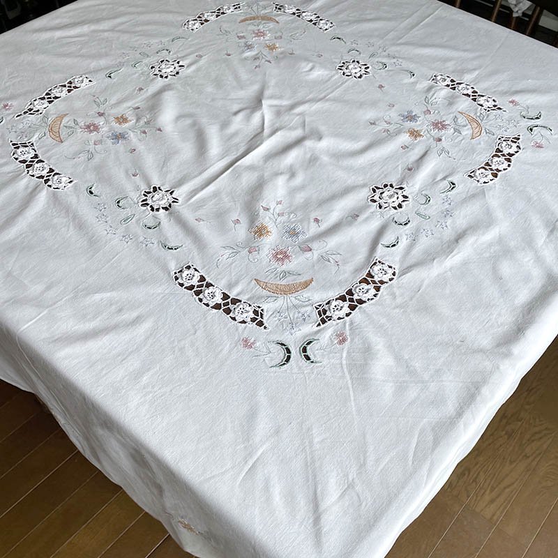 テーブルクロス　丸型　お花ブーケの刺繍　カットワーク刺繍
12clcz20