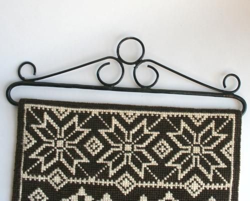 スウェーデン製ツヴィスト刺繍の壁掛け - ANTIQUE LEAVES