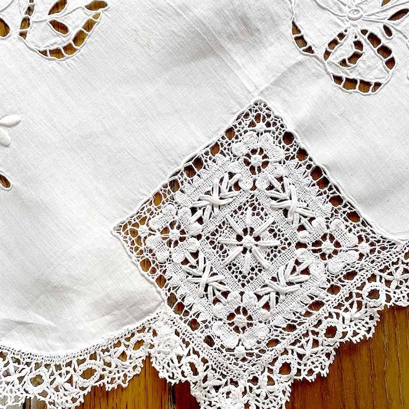 フランス刺繡と図案159 美しい透かし模様 〜カットワーク