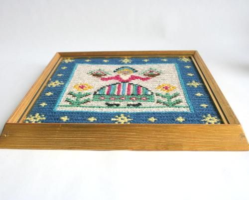 スウェーデン製ツヴィスト刺繍の壁掛け - ANTIQUE LEAVES