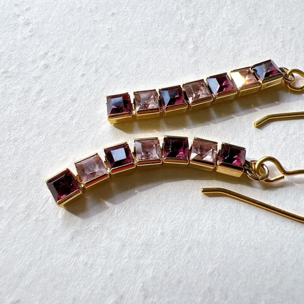 P466-ơԥ U.S.A. 1980s Stunning Purple Crystal Rhinestone Pierced Dangle Earrings