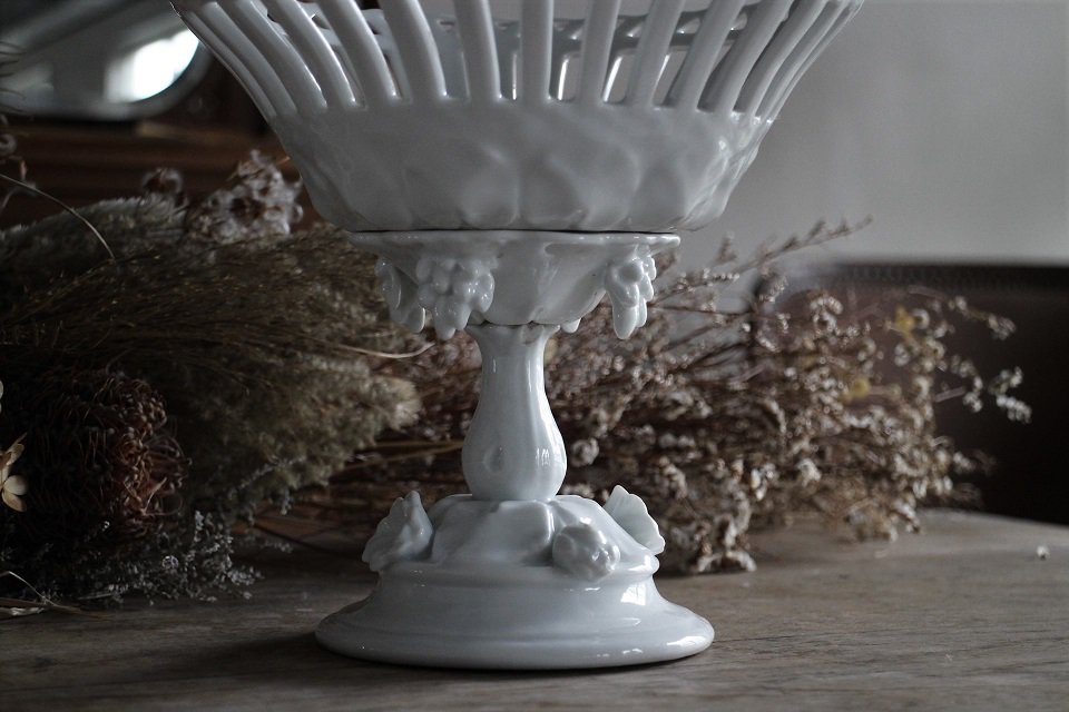 透かしデザインの陶製フルーツスタンド　アンティーク