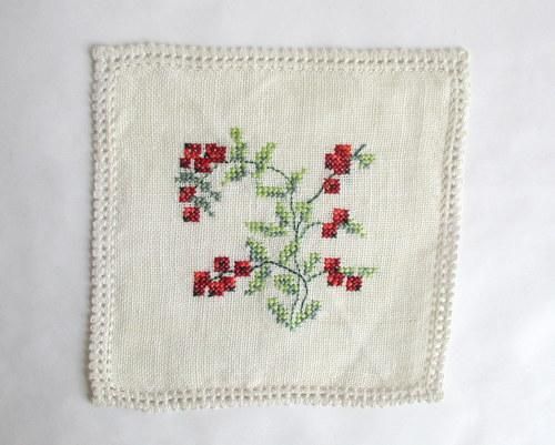 スウェーデン製ハンド刺繍のミニクロス - ANTIQUE LEAVES