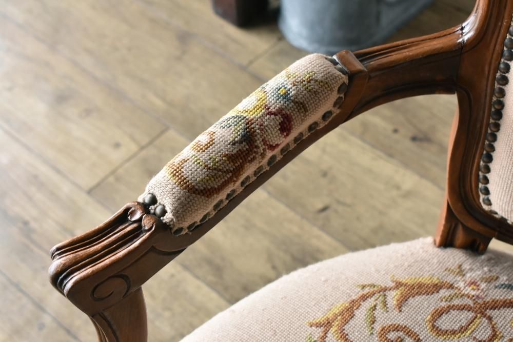 フランスアンティーク プチポワン刺繍 椅子の張替えモスグリーン　プレゼント付き パルテノン アンティーク / 色鮮やかなバラの刺繍が美しい