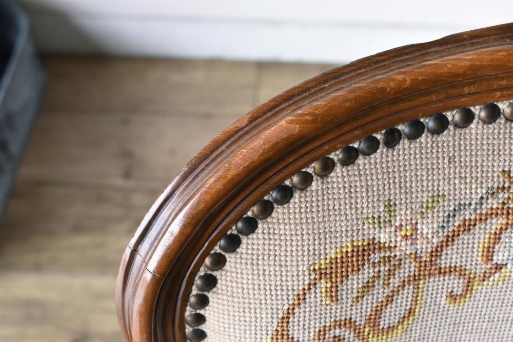 英国製1920年代 プチポワンのアームチェア 優雅な装飾