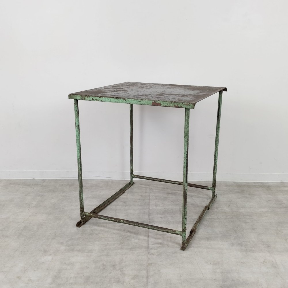 緑の鉄のテーブル