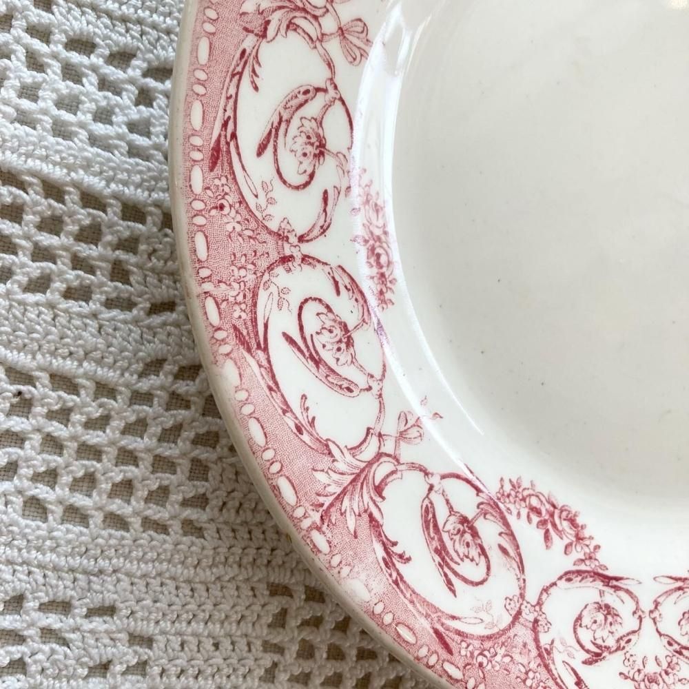 クレイユ エ モントロー 皿 赤のアクセント付きアンティーク