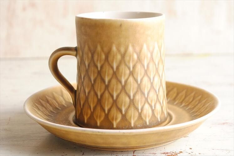 北欧ヴィンテージ　クイストゴー　レリーフ　コーヒーカップ&ソーサー　3客セット デンマーク製クイストゴー レリーフカップとソーサー