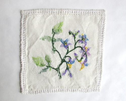 スウェーデン製ハンド刺繍のミニクロス - アンティークモール＆蚤の市