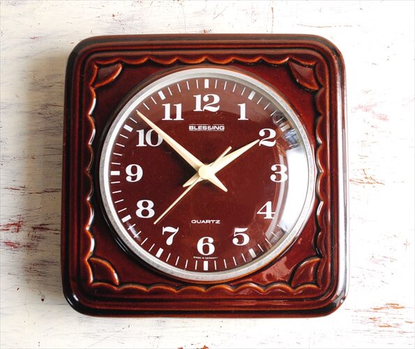 ドイツ製 BLESSING 深いブラウンレリーフ 陶器の壁時計 電池式 壁掛け時計 セラミック キッチンクロック アンティーク ig3700