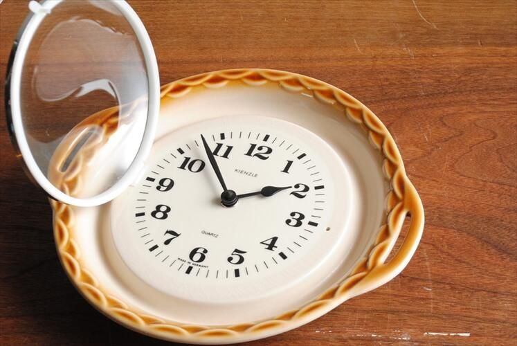 ヴィンテージ ドイツ製 KIENZLE 陶器のオーブン皿型壁時計