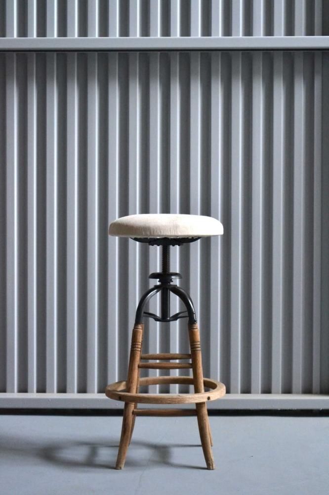 Swivel high stool