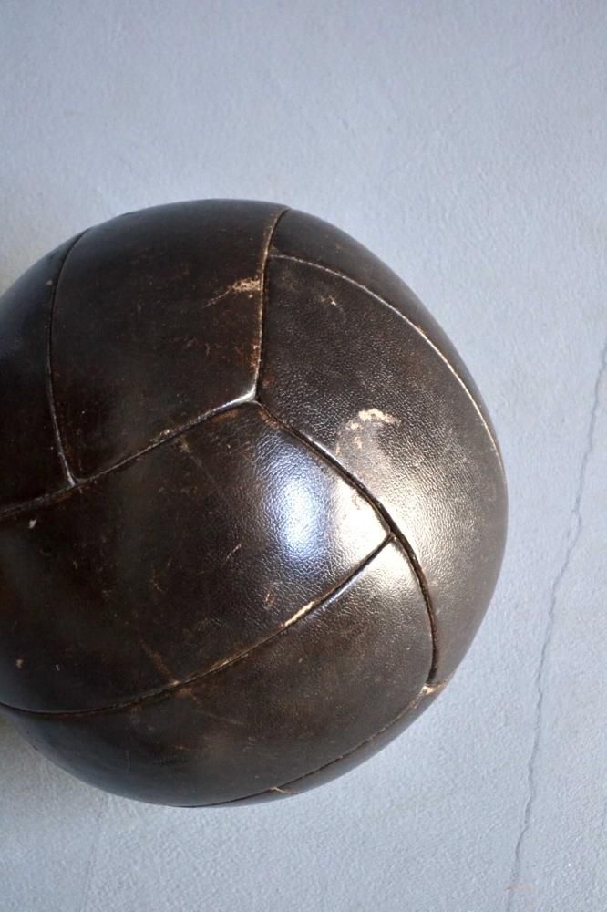 Vintage leather medicine ball black