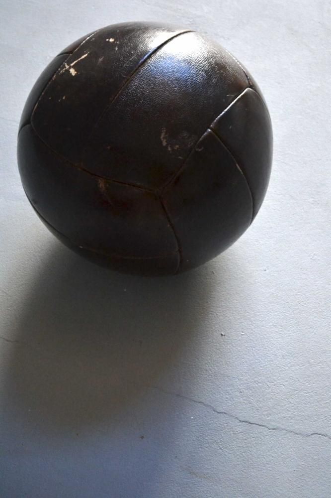 Vintage leather medicine ball black