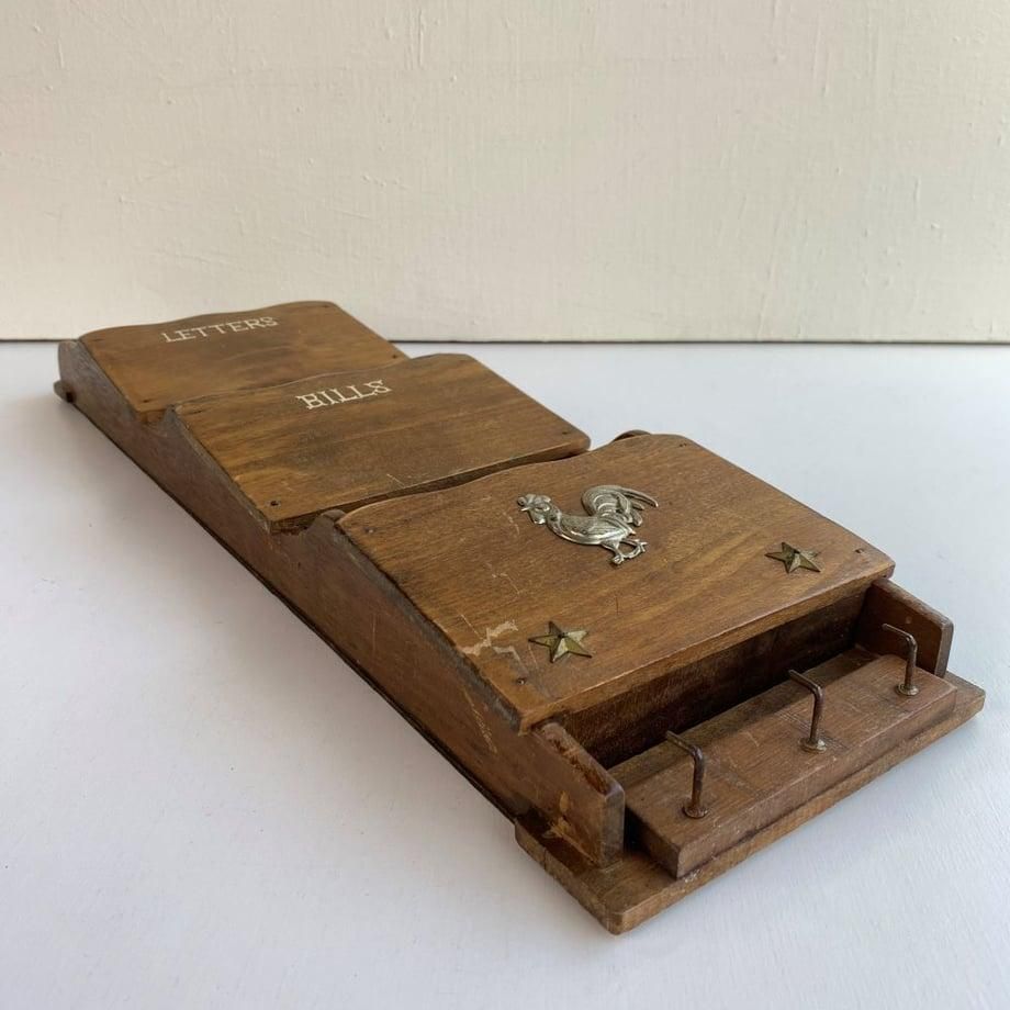 鶏エンブレムの壁掛けレターラック - ANTIQUE LEAVES 鶏エンブレムの壁掛けレターラック - ANTIQUE LEAVES