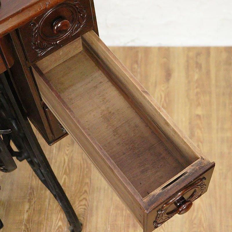 singer ミシン　ビンテージ　 アイアンテーブル イギリスのアンティーク家具、アイアン脚のシンガーテーブル