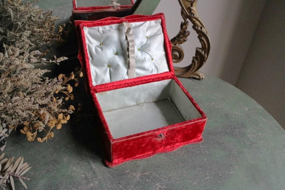 フランス ナポレオン三世 赤いベルベット＆サテン生地の