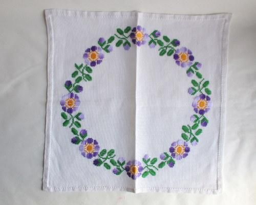 スウェーデン製ハンド刺繍のクロス - アンティークモール＆蚤の市情報