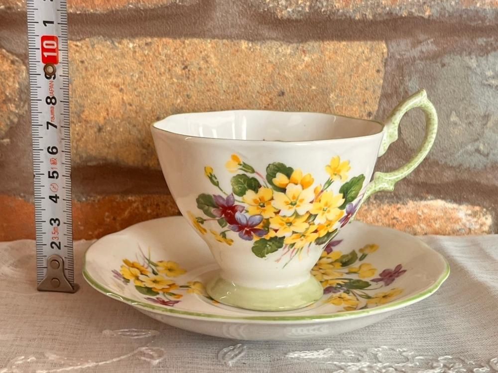 希少な1945年英国製ロイヤルアルバートカップ＆ソーサー