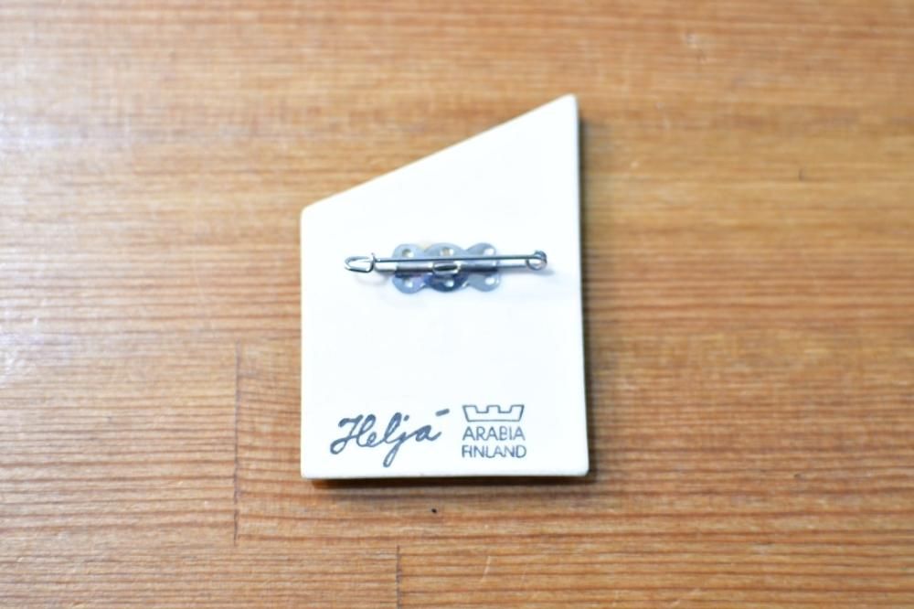 【希少品】ARABIA ヘルヤ \"Tilaustyö SPR\" 陶製ブローチ アラビア ヘルヤ 陶板ブローチ 青い花 北欧ヴィンテージ